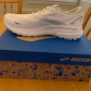 Womens Brooks Adrenalineline GTS 23 sneakers. Brand new, never worn. 
Size 10M